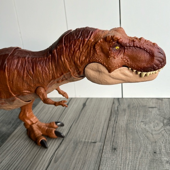 Jurassic World Dinosaur Thrash 'N Throw Tyrannosaurus Rex Figure - Picture 2 of 7